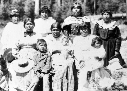 Group of Maidu women and children 1900.jpeg